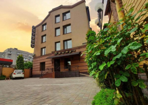 Отель Hotel Status  Винница